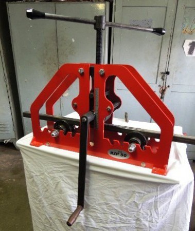 USTAVENY JAKEL PRED ZAKRUZOVANIM